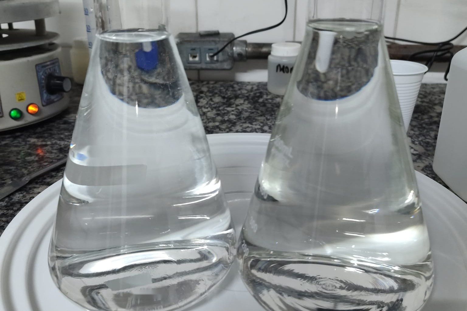 Ensaio de complexação de ferro: água e amostra tratada com ortopolifosfato, lado a lado Ensaio de complexação de ferro: água e amostra tratada com ortopolifosfato, lado a lado