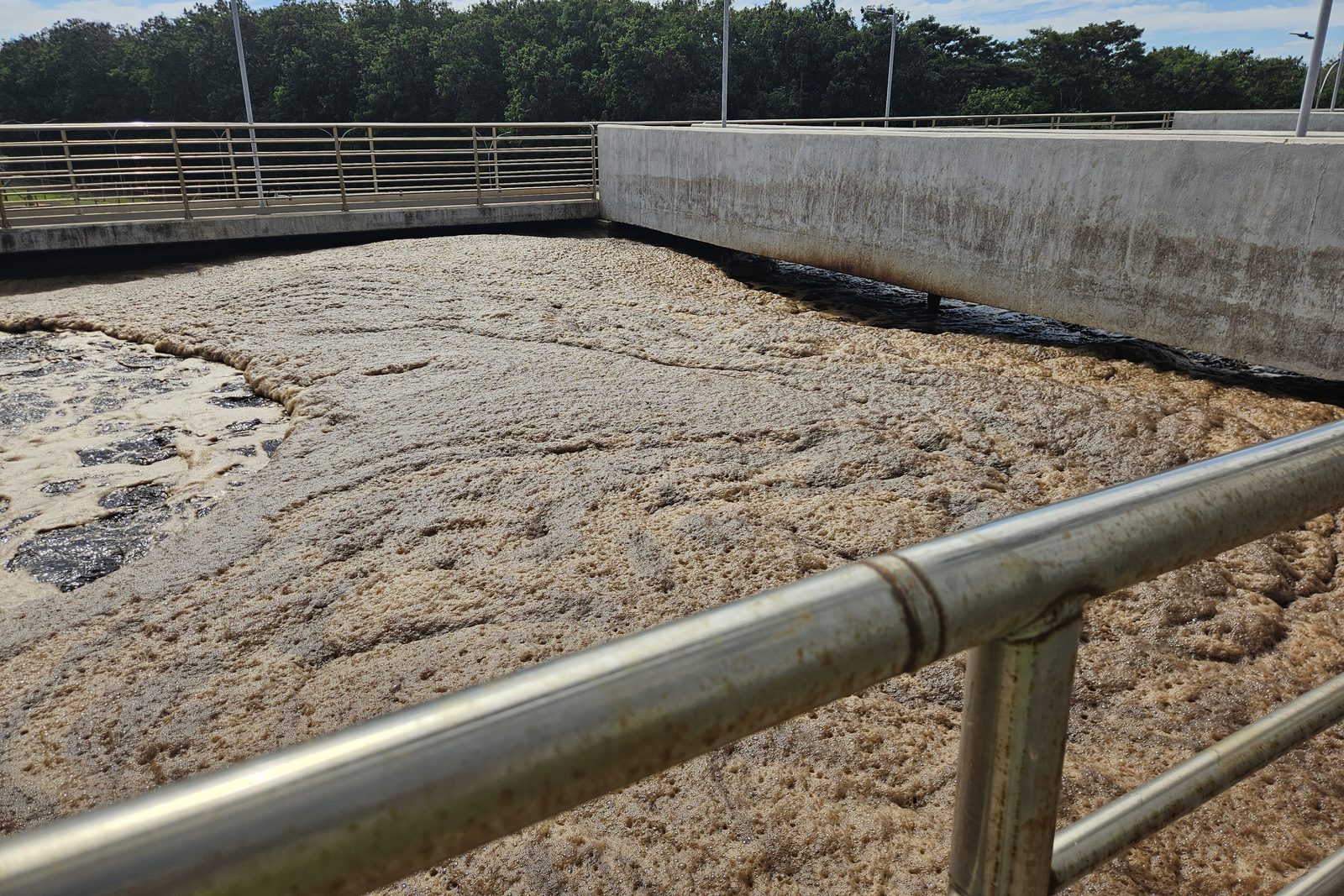 Camada de espuma cobrindo tanque de aeração de estação de tratamento de efluentes Camada de espuma cobrindo tanque de aeração de estação de tratamento de efluentes
