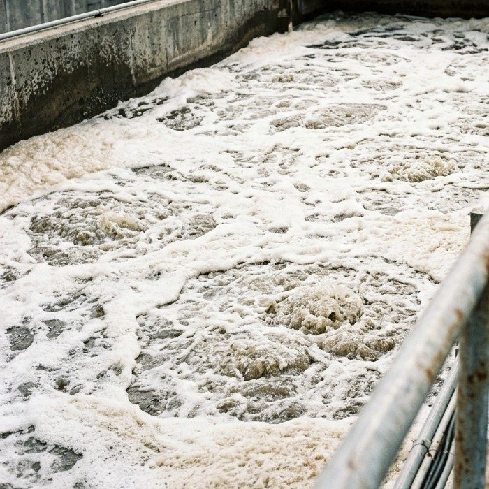 Espuma branca na superfície de tanque de aeração de estação de tratamento de efluentes Espuma branca na superfície de tanque de aeração de estação de tratamento de efluentes